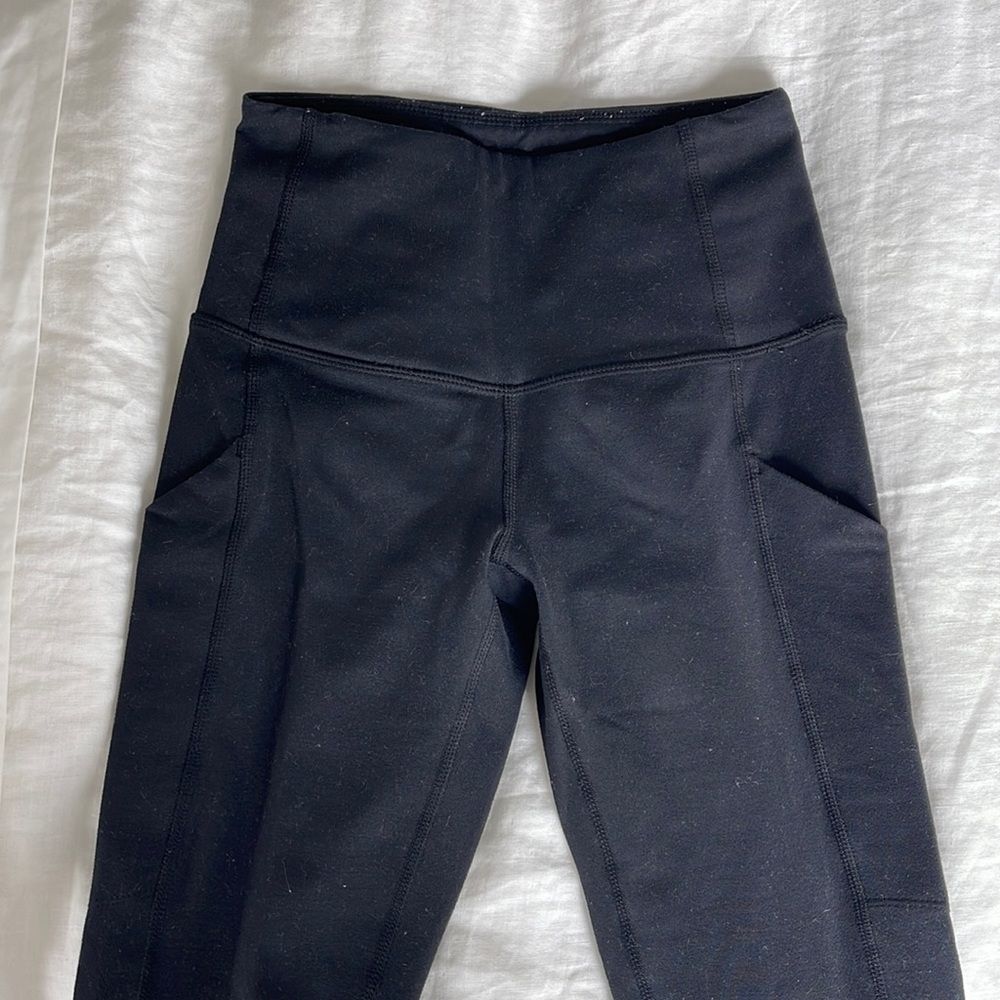 Black high-waisted cropped leggings with pockets on legs